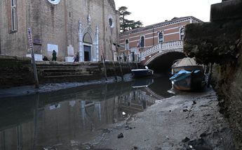 Venecia luce llena de lodo y sin góndolas en sus canales / AFP