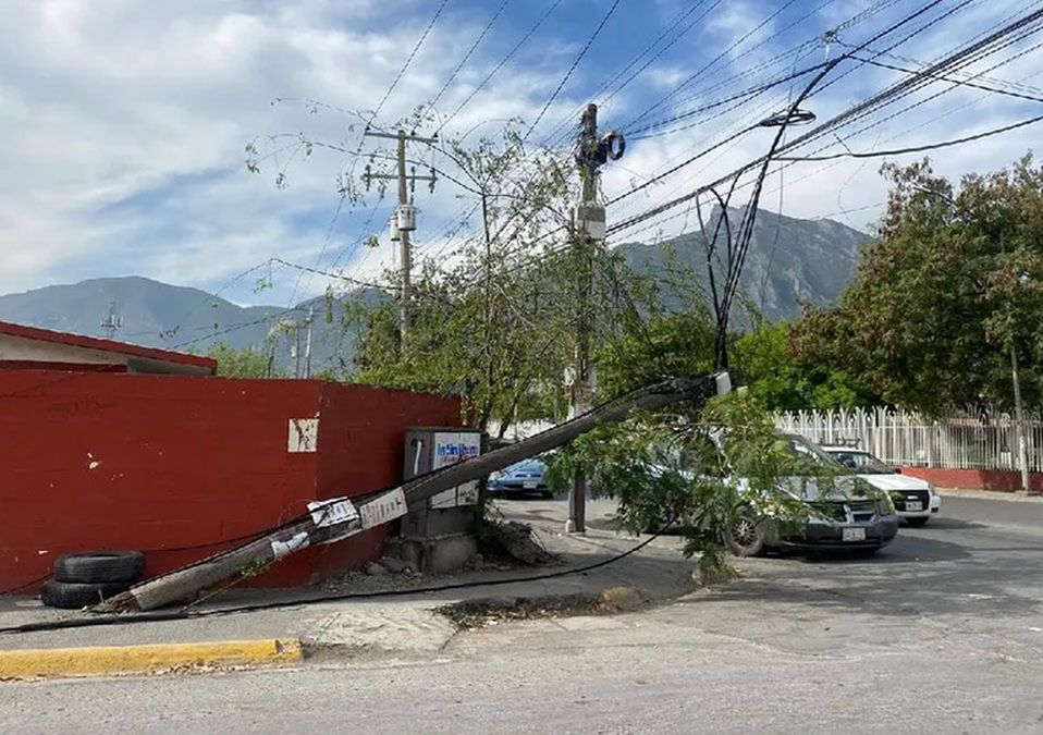 Cables y postes en mal estado provocan muertes, amputaciones y daños materiales en NL