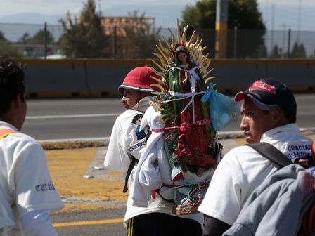 Durante el mes de diciembre es habitual encontrarse con Peregrinos que van a visitar a la Virgen de Guadalupe / Es Imagen
