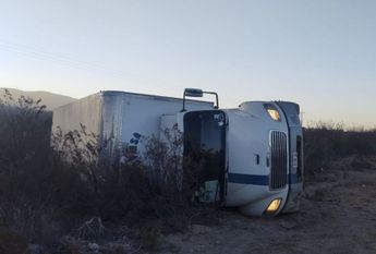 El tráiler impactado terminó volcado fuera de la carretera. | Cortesía