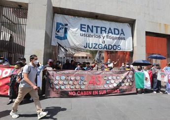 Familiares de los normalistas desaparecidos de Ayotzinapa llegaron afuera de la Secretaría de Relaciones Exteriores/ César Velázquez