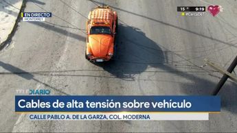 Cables de alta tensión caen sobre auto en Monterrey