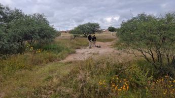 Los restos fetales se encontraban envueltos en una cobija negra a un costado de un camino de terracería contiguo a la carretera
