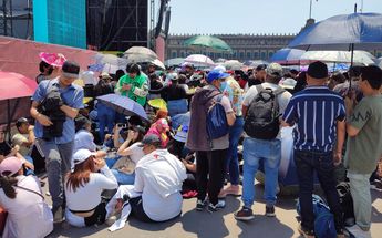 Jóvenes de diferentes partes de México y del extranjero asisten al concierto de Rosalía /Angélica Velasco y Daniel Nava