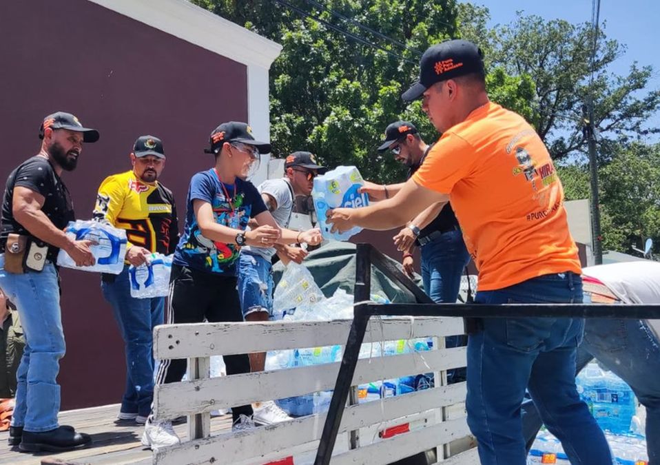 Gabriel, niño viral por aplicar uñas, entrega donativo de agua en NL / Francisco Zúñiga