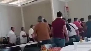 "¿Cómo está tu vieja?": Posada termina en pelea entre un payaso e invitado por mala broma