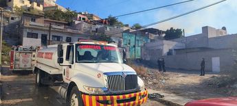 Bomberos de Torreón mitigaron el fuego y lograron rescatar a un perro que se encontraba atrapado | Foto: Kirk Castillo