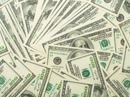 El dólar comenzó la jornada con un retroceso frente al peso/ Shutterstock