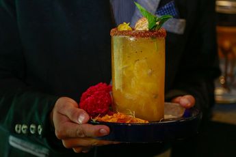 Bebida con mezcal y frutas de temporada de Día de Muertos | Andrés Lobato