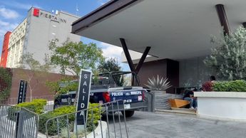 Oficiales de Zapopan acudieron para entrevistarse con el afectado sobre lo sucedido. | Juan Carlos Munguía