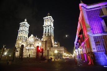 Vista de noche de la Catedral de Puebla / Andrés Lobato