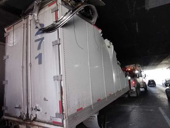 La caja del vehículo pesado se desprendió de la cabina y se partió tras el accidente. | Sandra González