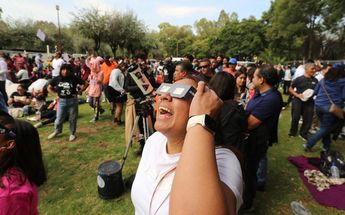 Niños y adultos acudieron a ver el eclipse solar anular/ Jesús Quintanar