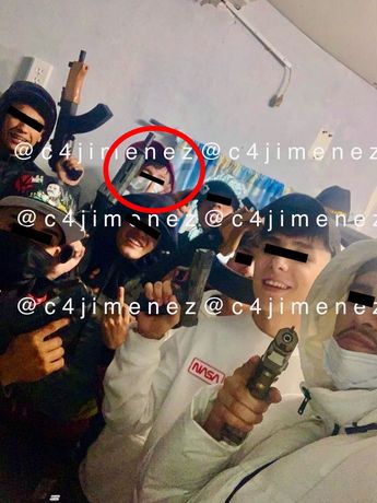 Fotografía de menores de edad, presuntos de la UJ-40, posando con armas de fuego / C4Jiménez