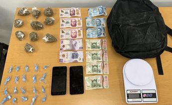 Droga, dinero en efectivo y celulares asegurados al hombre detenido. | Cortesía