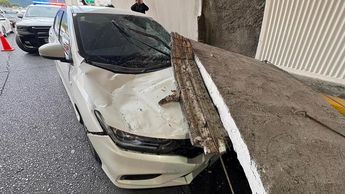 El accidente no dejó personas lesionadas, y el conductor del camión fue alcanzado por tránsito.| Ángel Mercado