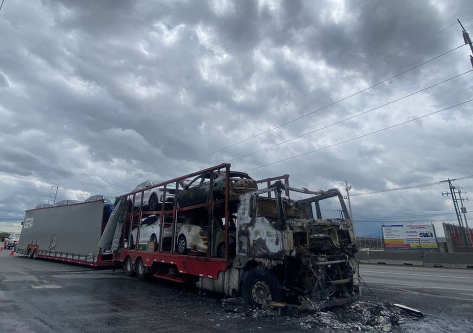 Chofer de una "nodriza" resulta lesionado tras incendio de unidad