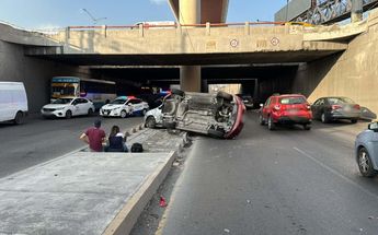 El accidente ocurrió sobre el paso a desnivel a la altura de la avenida Nogalar. | Marcela Cuevas