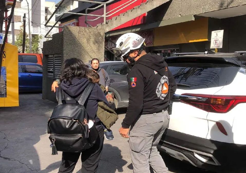 Niño de 2 años queda encerrado dentro de camioneta en Monterrey; madre olvidó las llaves