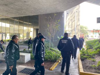 Seguridad privada afuera del Congreso de Nuevo León. | Kevin Recio