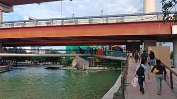 Regios disfrutan puente en Santa Lucia.| Israel Santacruz
