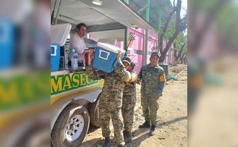 Soldados ayudando a repartir tortillas/ Nilsa Hernández