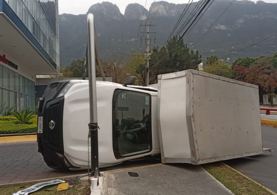 Conductor choca tras no calcular bien la altura de su transporte
