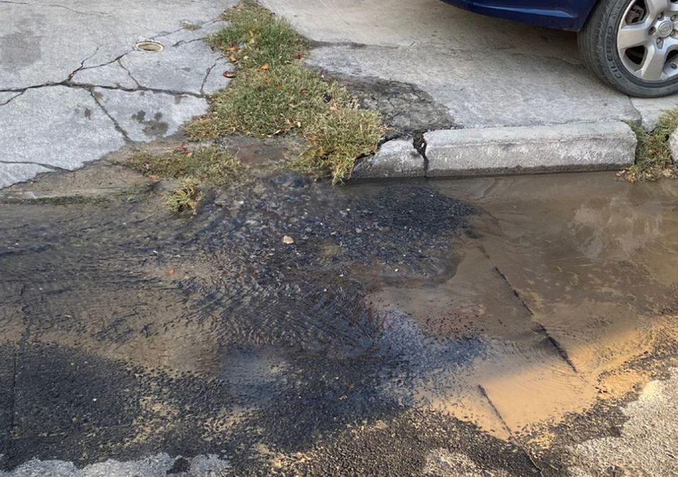 Reportan fuga de agua potable en la colonia Venustiano Carranza. | Pamela Villanueva
