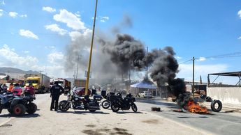 La vecina Andrea González y manifestantes señalaron que no es la primera vez que se presentan personas a exigirles que abandonen los terrenos.
