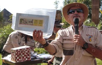 Frank Carlos Camacho muestra el primer boleto que salió a la venta de Africam Safari / Melanie Torres