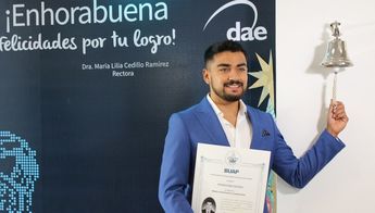 Egresados de la BUAP hacen sonar una campana una vez que obtienen su título / Cortesía
