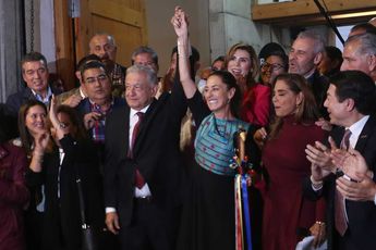 Claudia Sheinbaum recibe el bastón de mando de López Obrador / Araceli López.