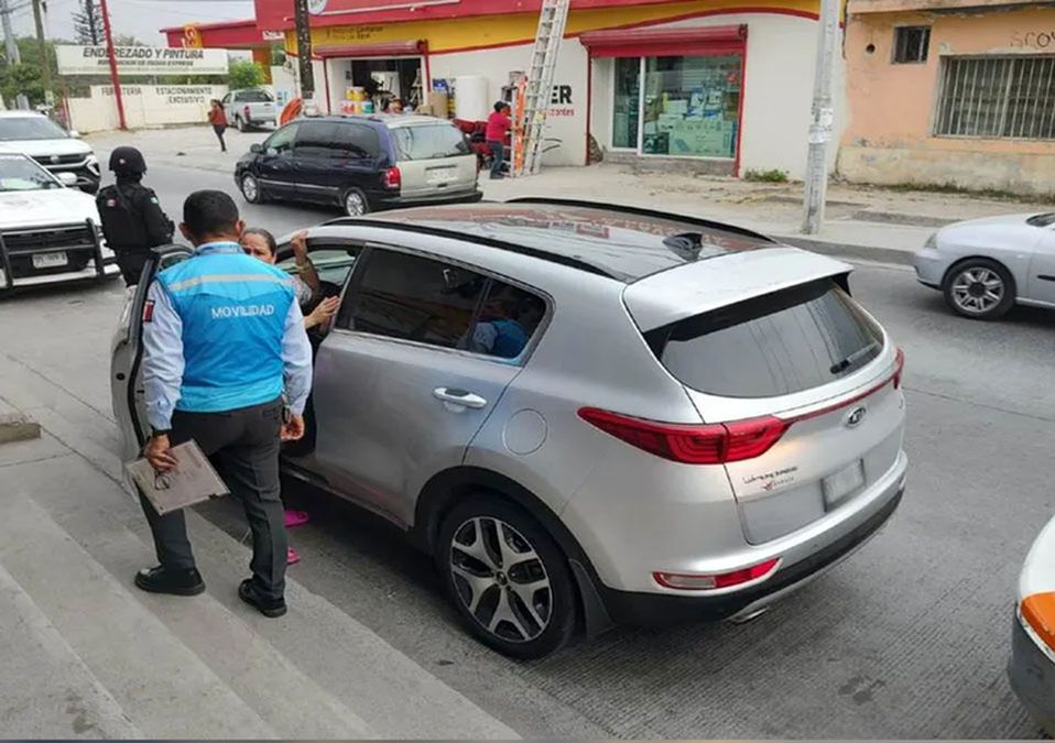 Hombre atropella a madre e hija en Monterrey; asegura que sandalia se le atoró en pedal
