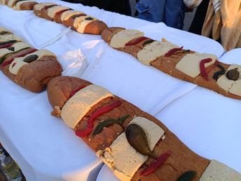 La rosca de reyes tuvo una demora de dos horas. | Fotos: Covian Taylor vía Facebook.