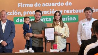 Samuel García estuvo acompañado de su esposa Mariana Rodríguez y su hija durante el evento. | Marcela Cuevas