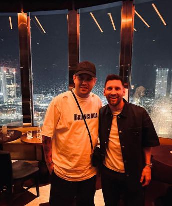 Gerardo Berra en una foto con Lionel Messi. | Especial