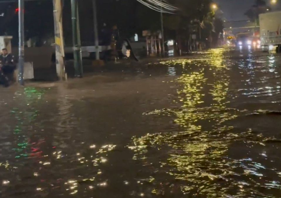 Fernando Cruz, reportero de Telediario, tuvo incidente durante inundaciones debido a coladera sin tapa | @FernandoCruzFr
