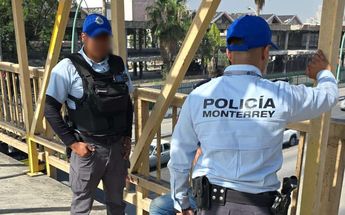 Los oficiales de la Policía de Monterrey disuadieron al hombre. | Cortesía