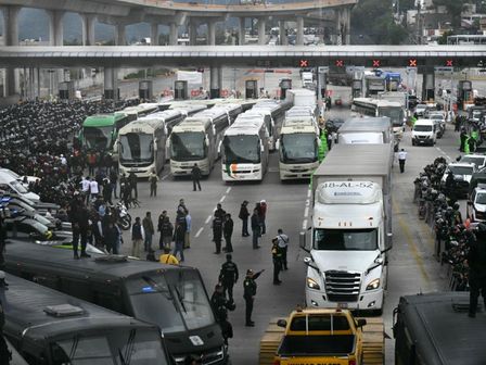 CNTE bloquea por completo la México-Cuernavaca, a la altura de Tlalpan. / Agencia AFP