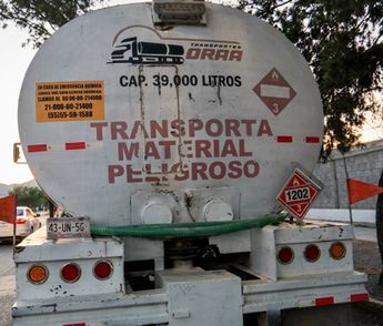 Personal especializado inspeccionó la zona donde fueron encontradas conexiones irregulares en un poliducto de Pemex en Parras.