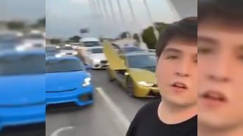 Fofo Márquez mostrando los carros de lujo en el puente / Especial