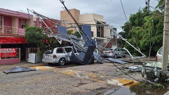 Derrumbe de estructura que afectó dos vehículos en Playa de Hornos / Andrei Aguilar