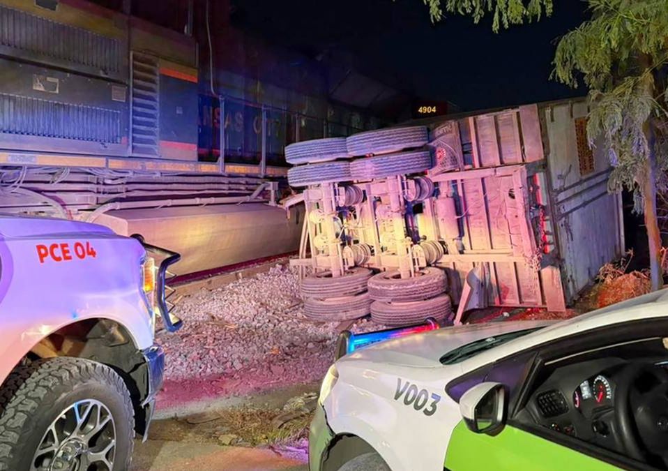 La caja del tráiler quedó partida a la mitad tras el accidente. | Pedro Delgado