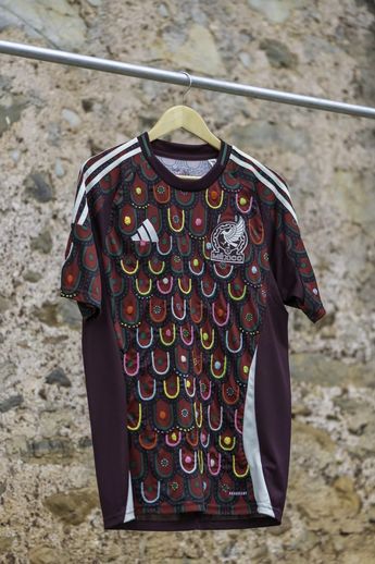 Playera negra de la Selección Mexicana con bordados de artesanas de Naupan, Puebla / Especial