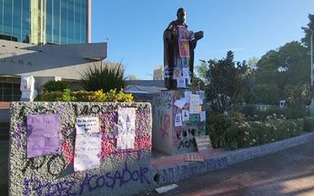 Pintas y colocación de carteles en uno de los monumentos de Guadalajara / Pablo Núñez