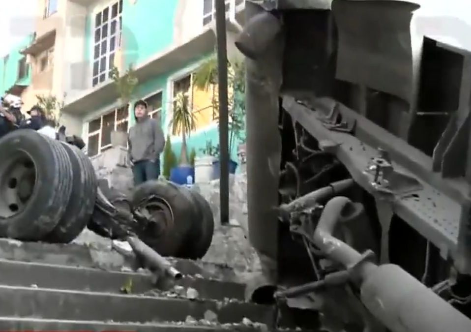 Camión arrolló a una vecina que caminaba por la calle al momento del accidente en Naucalpan. | Telediario