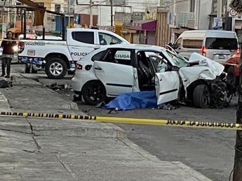 El cuerpo de Arely G. quedó fuera del vehículo en el que viajaba, y donde falleció tras un choque letal / Especial