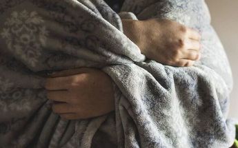 Padre muere de hipotermia en su hogar; le dio su última cobija a su hija para que no pasará frío