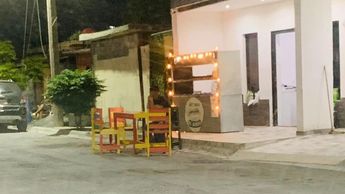 Pareja regia que vende hot dog en Monterrey | Especial