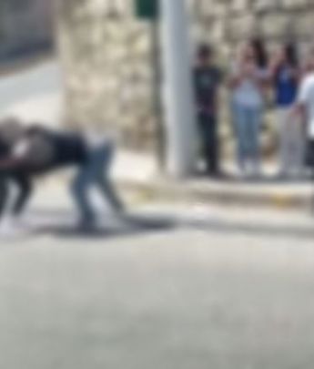 Resalta que las jóvenes intercambiaban agresiones a plena luz del día y en medio de una calle muy transitada como lo es José Benítez. | Cortesía